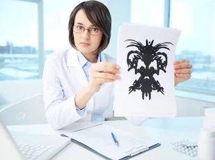 психолог показывает картинку